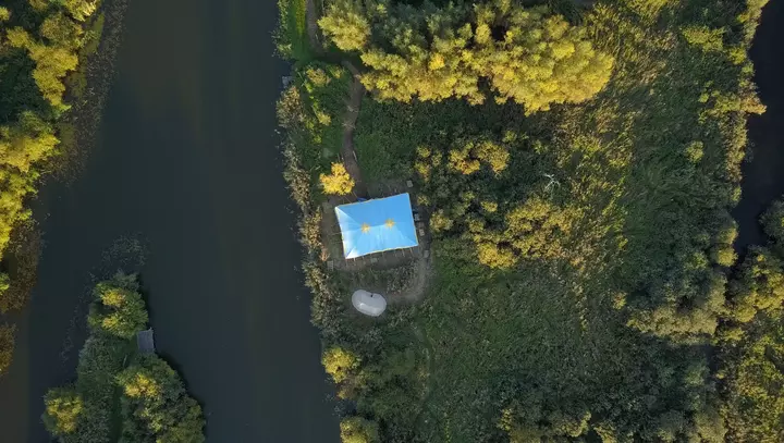 Vogelperspektive auf die Bühne in der Landschaft