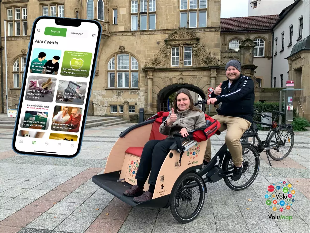 Ein Mann und eine Frau auf einem Lastenfahrrad sowie ein Screenshot der VoluMap-App