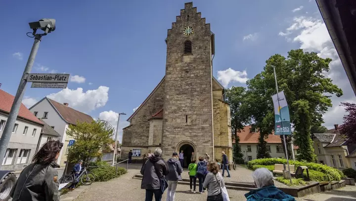 Menschen vor der Kirche in Darup