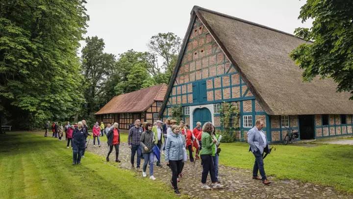 Menschen vor altem Haus 