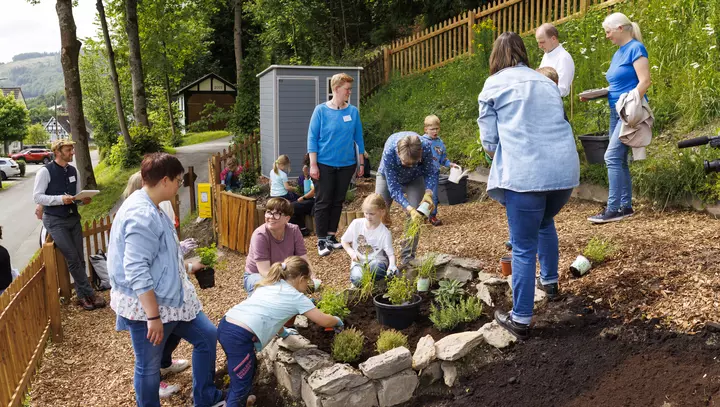 Kinder gärtnern in Lenne