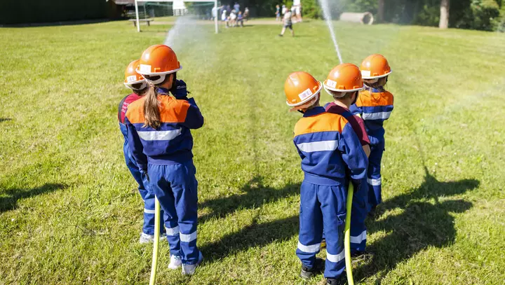 Feuerwehrkinder mit Wasserschlauch in Oberseelbach