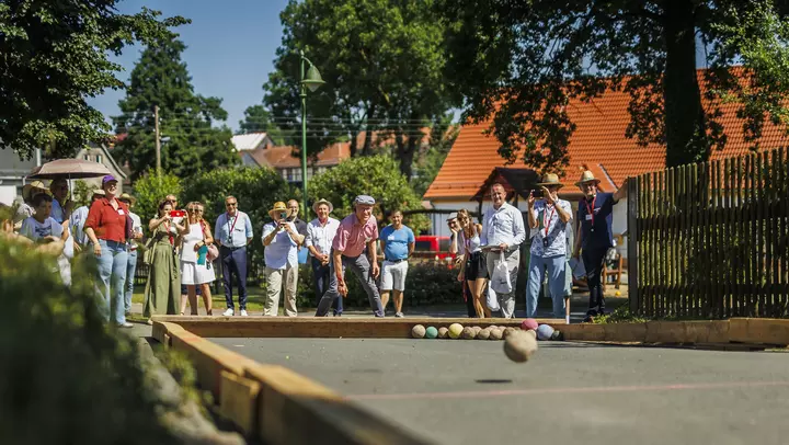 Menschen auf der Straße in Dreba