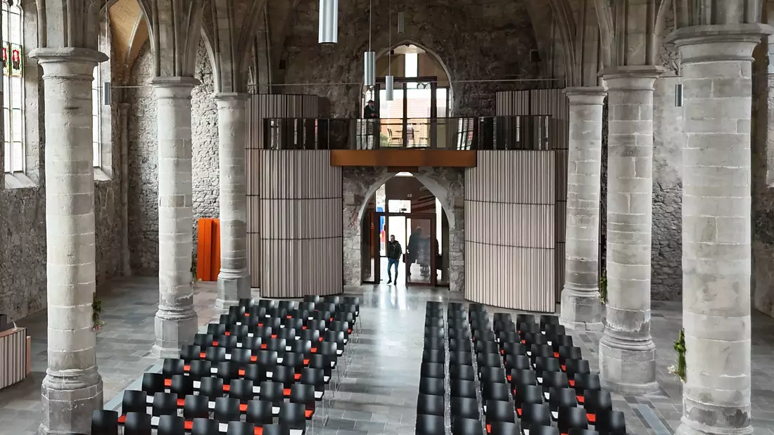 Blick von der Kanzel in einnahezu leeres Kirchenschiff. 