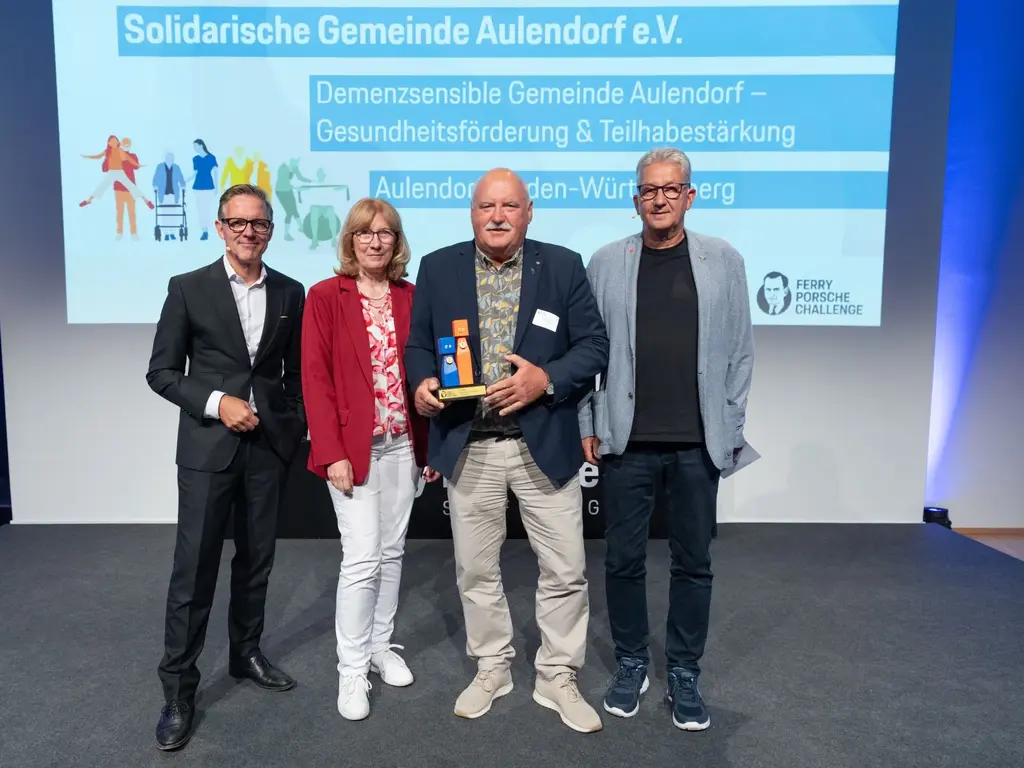 Die Preisträger mit der Jury auf der Bühne