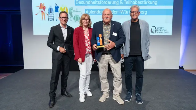 Die Preisträger mit der Jury auf der Bühne