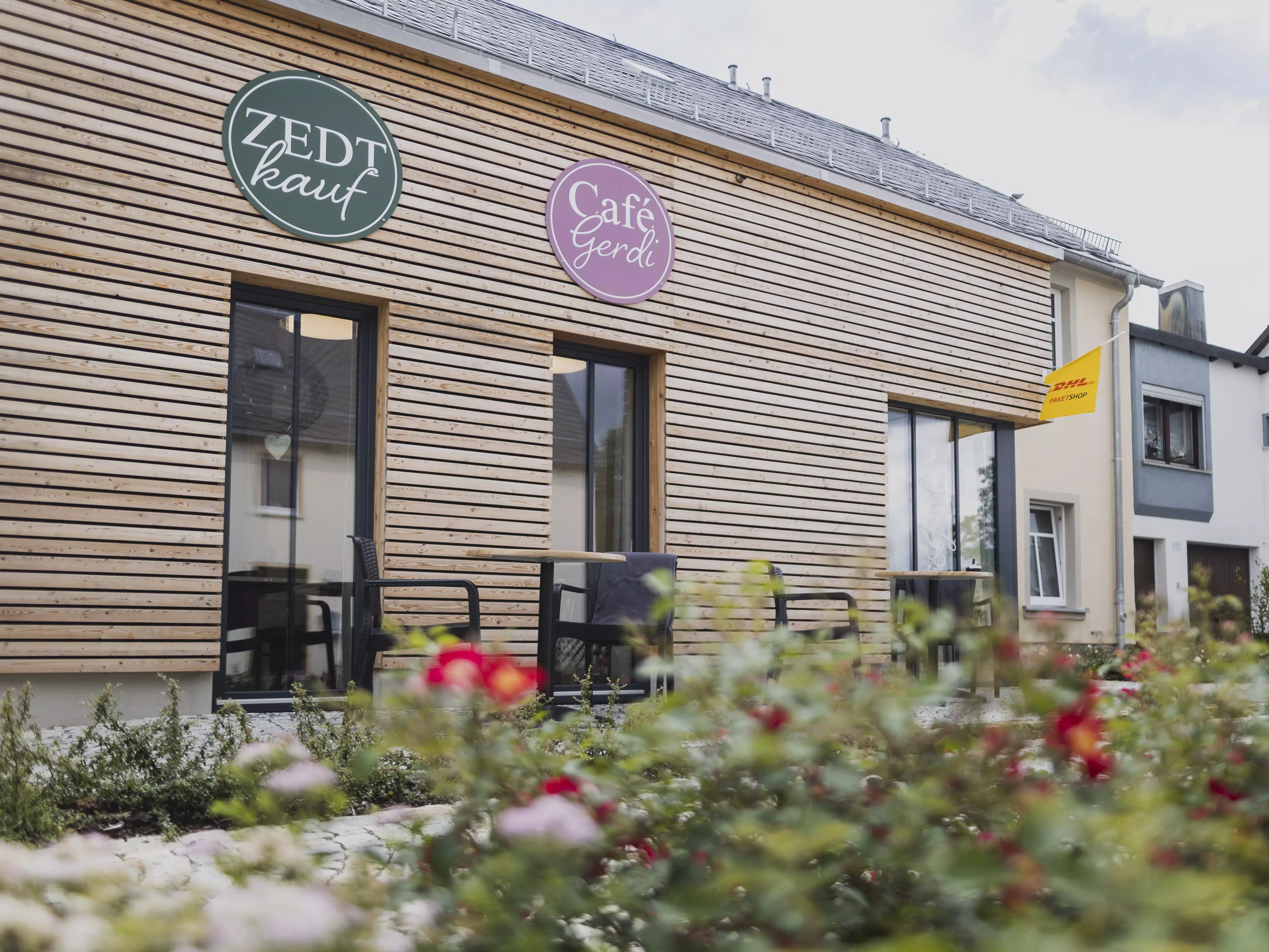 Außenansicht des "Zedtkaufs" und des "Café Gerdi".