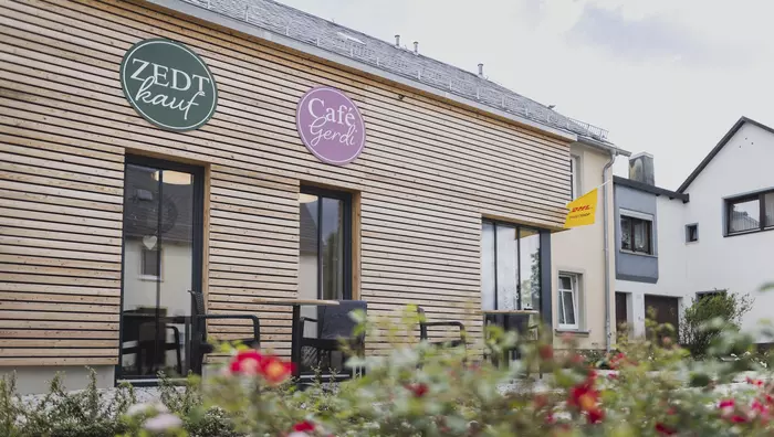 Außenansicht des "Zedtkaufs" und des "Café Gerdi".