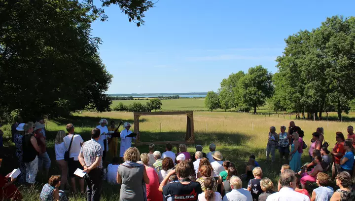 Zuschauerperspektive auf die Bühne vor dem Moor