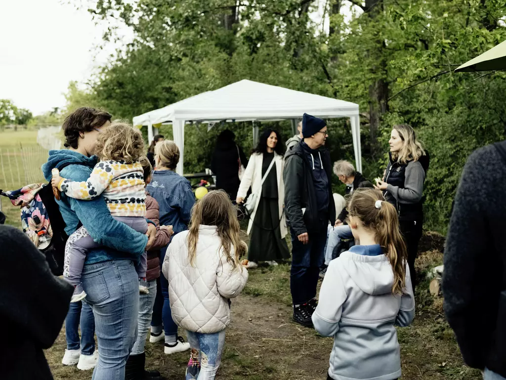 Menschen stehen zusammen und tauschen sich aus.