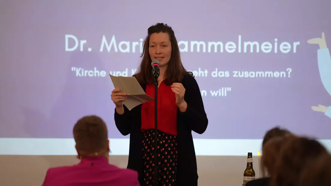 Dr. Maria Rammelmeier steht bei ihrem Vortrag im Rahmen des Rural Science Slams am Mikrofon