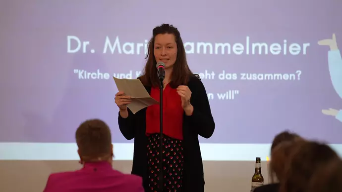 Dr. Maria Rammelmeier steht bei ihrem Vortrag im Rahmen des Rural Science Slams am Mikrofon