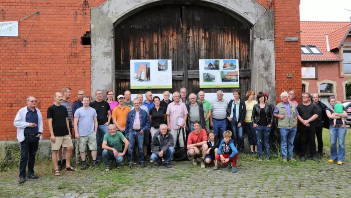 Viele Bredenbeckerinnen und Bredenbecker stehen vor dem Dorfgemeinschaftshaus