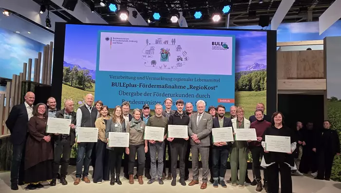 Übergabe von Förderschecks an Projekte