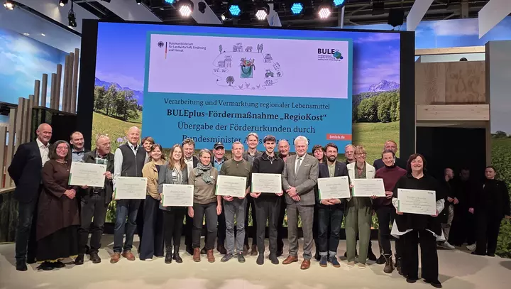 Übergabe von Förderschecks an Projekte