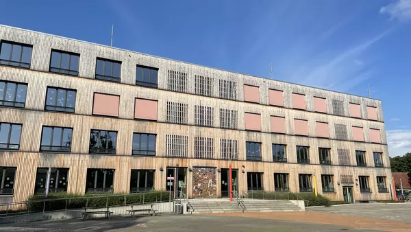 Außenansicht eines vierstöckigen Gebäudes