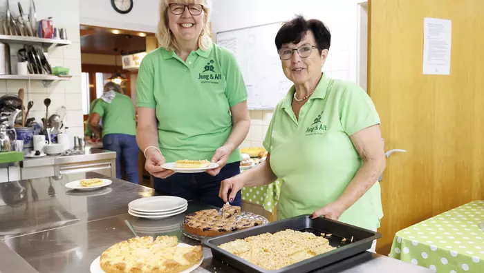 Thekla Korhummel und Mona Basler in der Gastro-Küche des JA-Treffs.