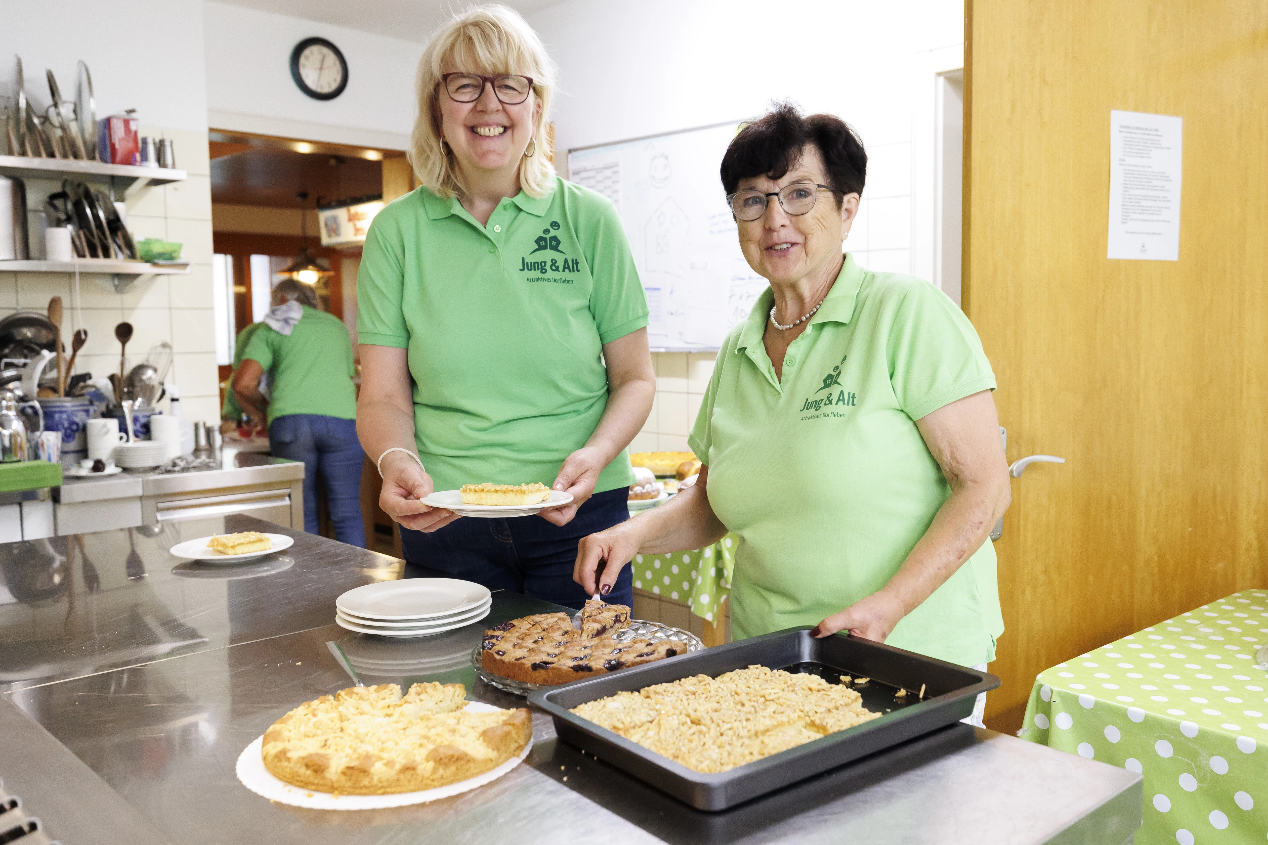 Thekla Korhummel und Mona Basler in der Gastro-Küche des JA-Treffs.