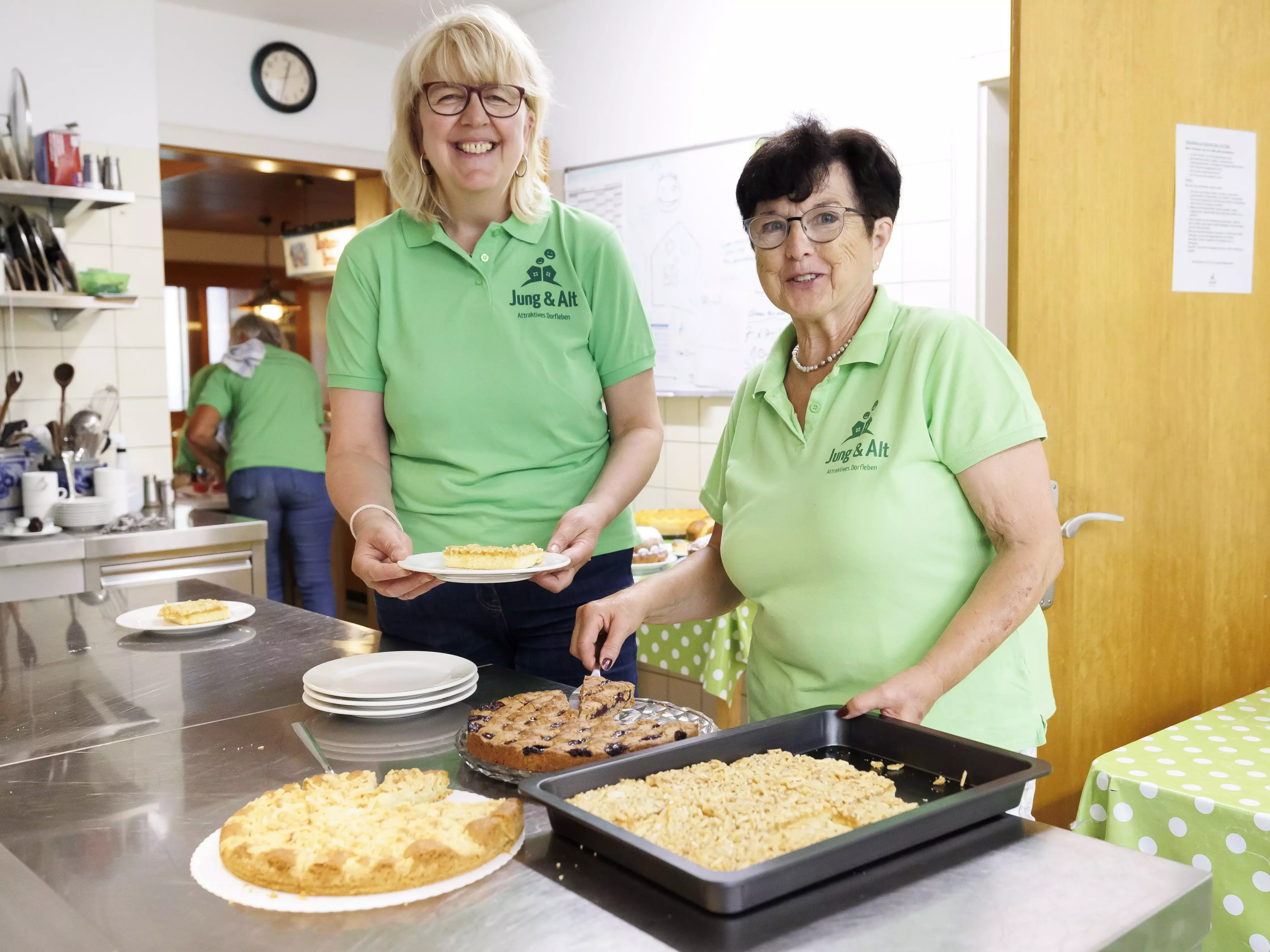 Thekla Korhummel und Mona Basler in der Gastro-Küche des JA-Treffs.