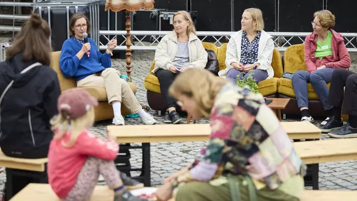 Teilnehmerinnen einer Gesprächsrunde auf dem Überland Festival