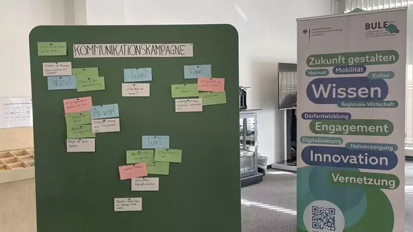 Eine Pinnwand mit bunten, beschriebenen Kärtchen