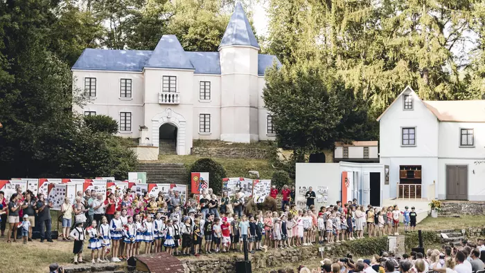 Menschenmenge vor einem Freilichttheater