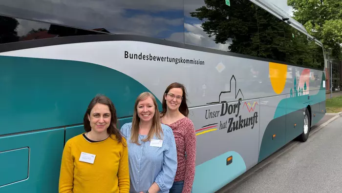 (v.l.n.r.) Constanze Clemens, Kathrin Schneider und Lea Dommel vor dem Bus der Jury 2026.