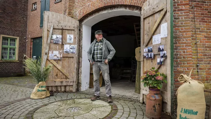 Mann steht vor einer Mühle in Backemoor