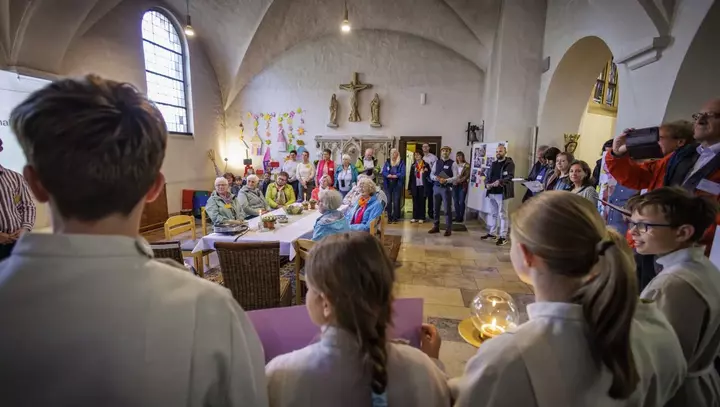 Zusammenkommen in der Kirche für Jung und Alt