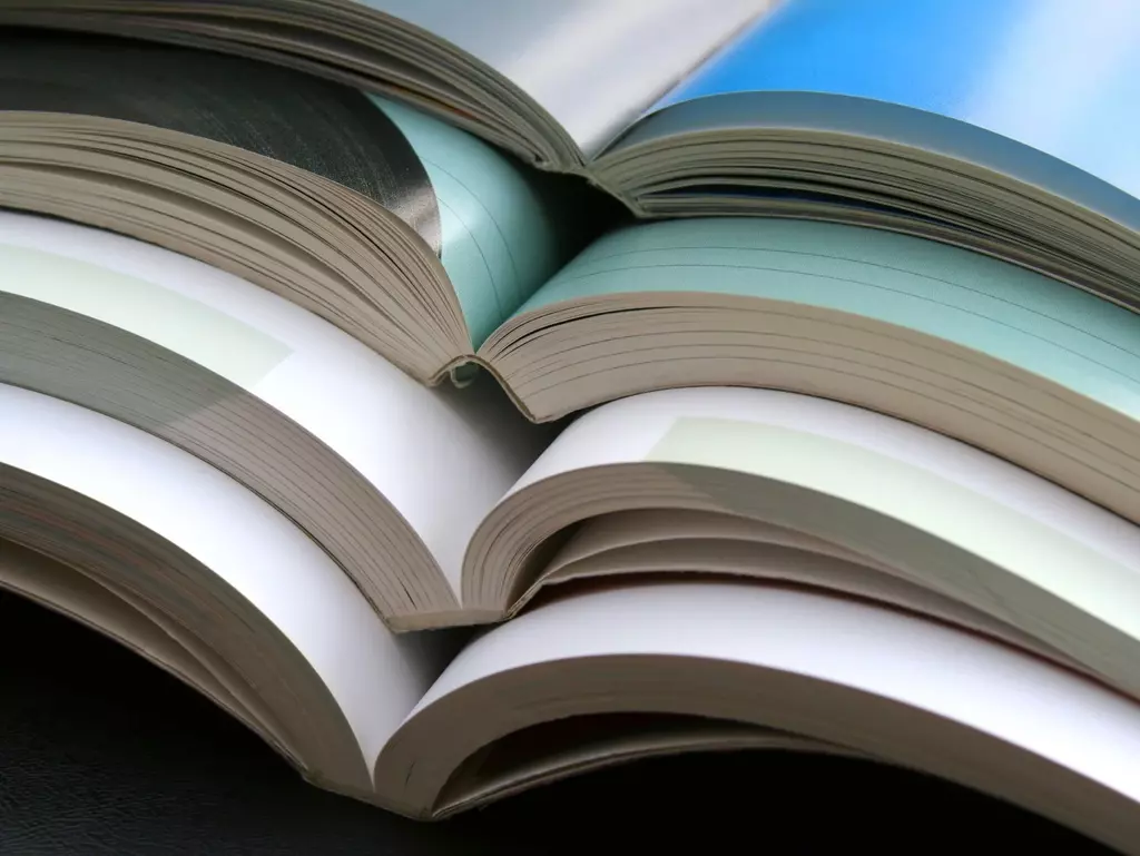 Ein Stapel aufgeklappter Bücher