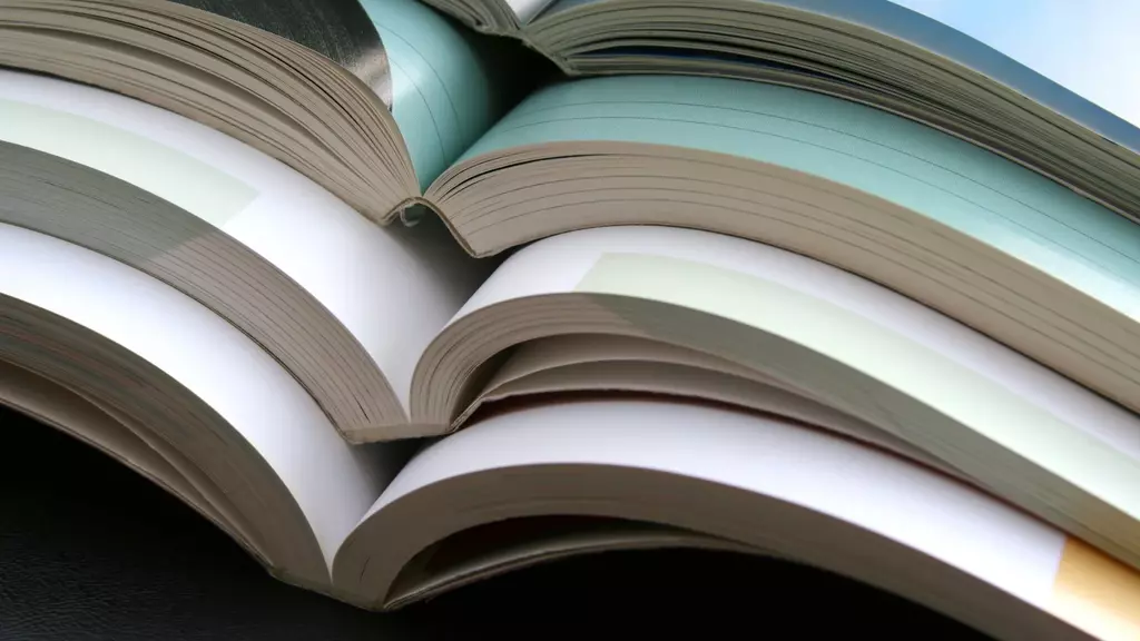 Ein Stapel aufgeklappter Bücher