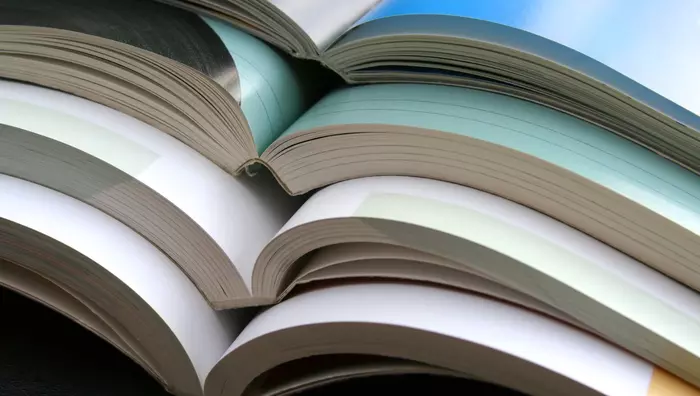 Ein Stapel aufgeklappter Bücher