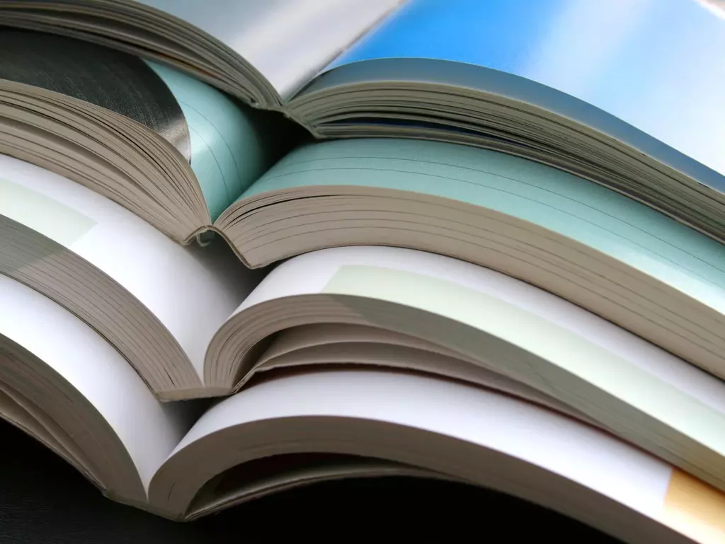 Ein Stapel aufgeklappter Bücher