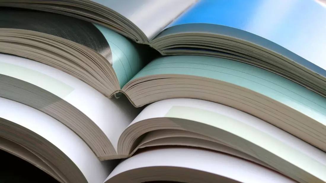 Ein Stapel aufgeklappter Bücher