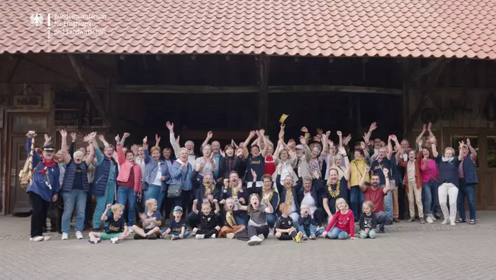 Die Bewohnerschaft von Marbeck vor einer Scheune.