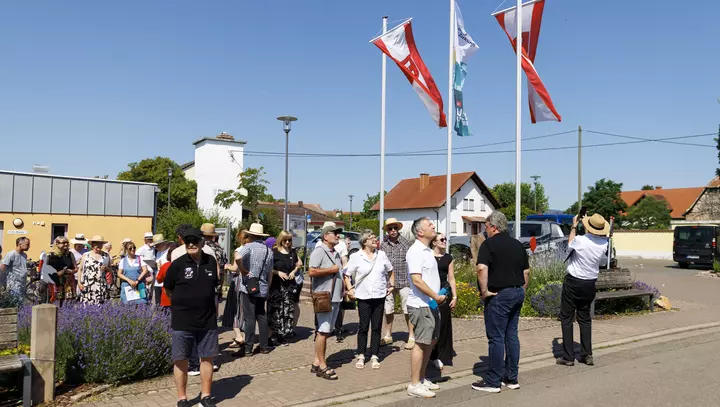 Menschen mit Fahnen im Freien in Bornheim