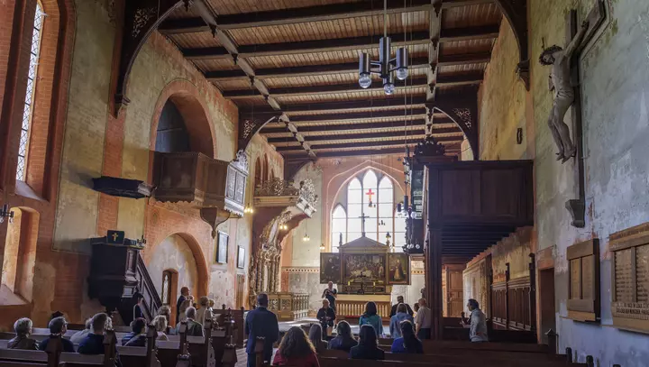 Menschen in der Kirche