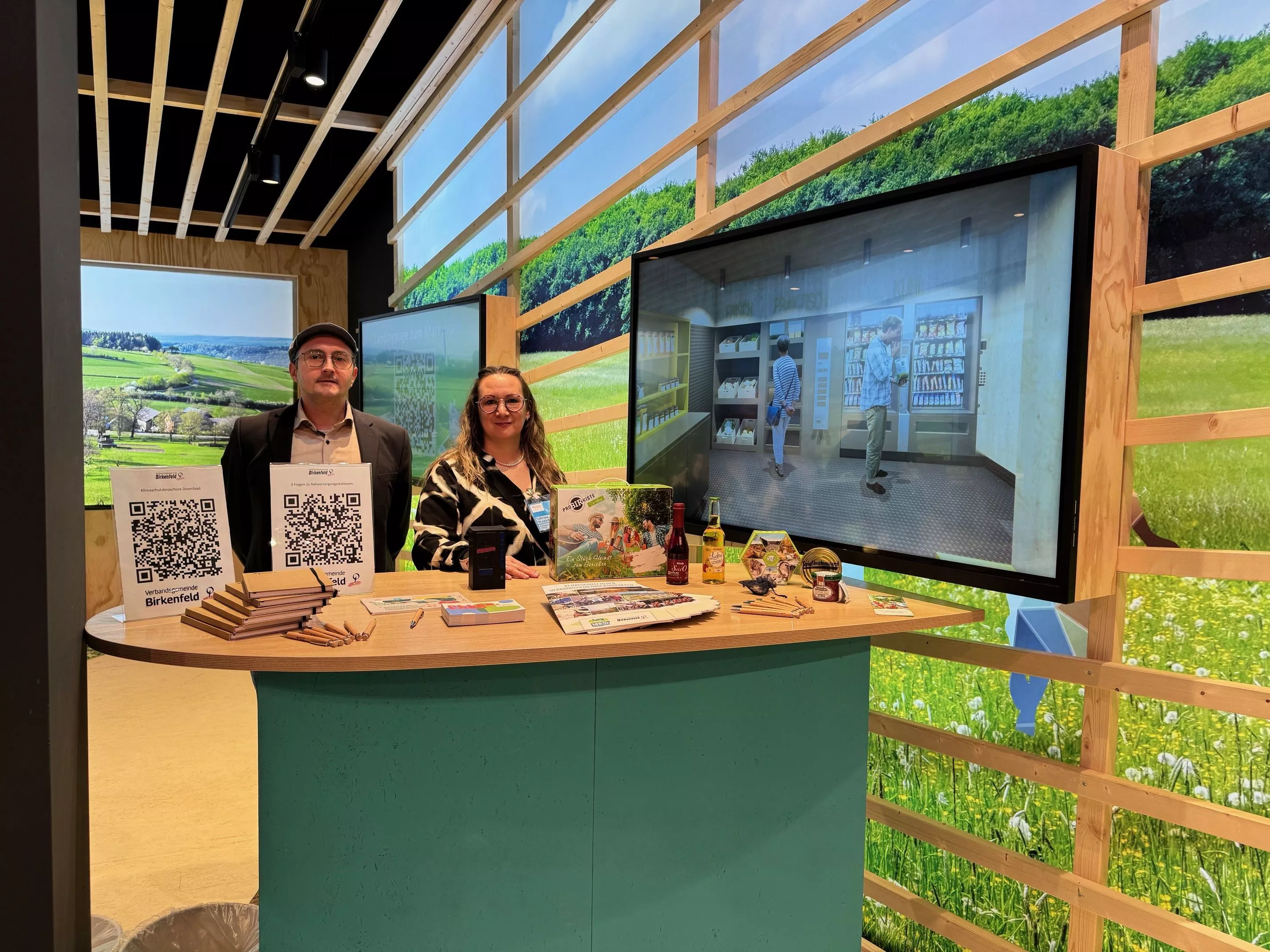 Eine Mitarbeiterin und ein Mitarbeiter des Projekts SMART-EMMA am Messestand bei der Grünen Woche