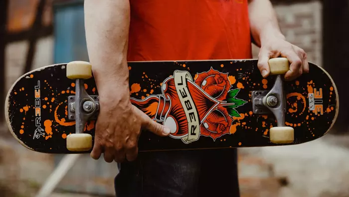 Skater mit Skateboard in der Hand