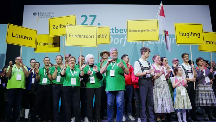 Die Fredersdorfer jubeln bei der Preisverleihung auf der Bühne