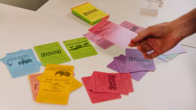 Auf einem Tisch liegen bunte Spielkarten