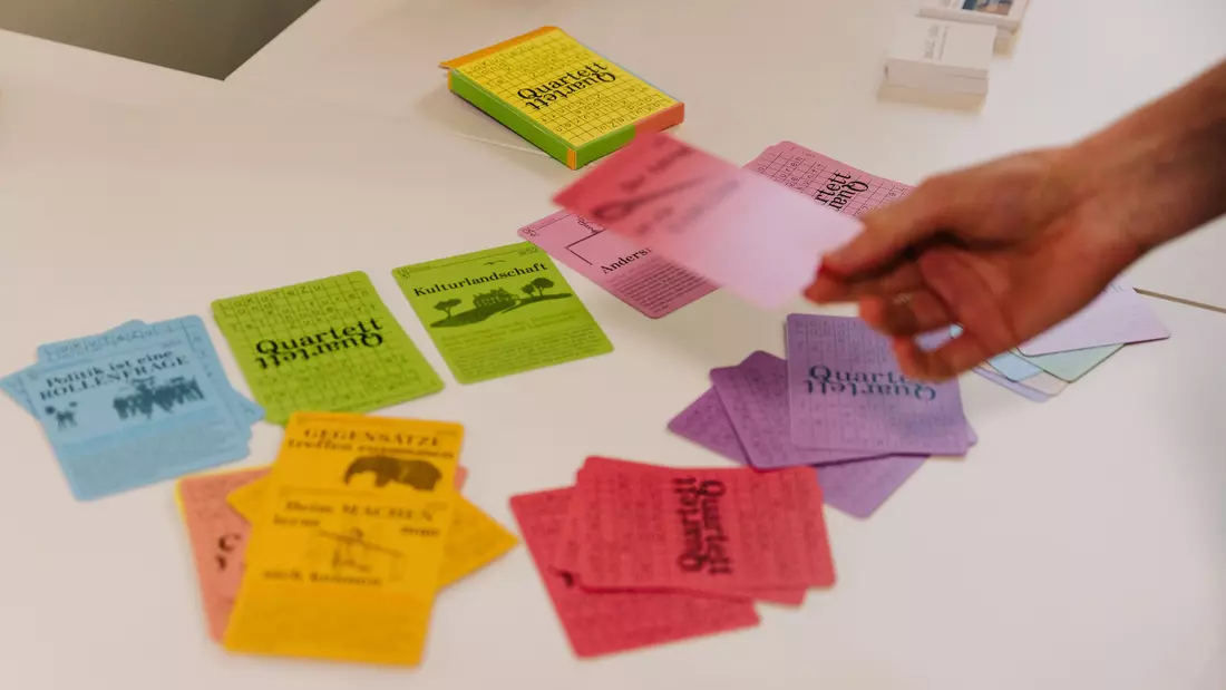 Auf einem Tisch liegen bunte Spielkarten