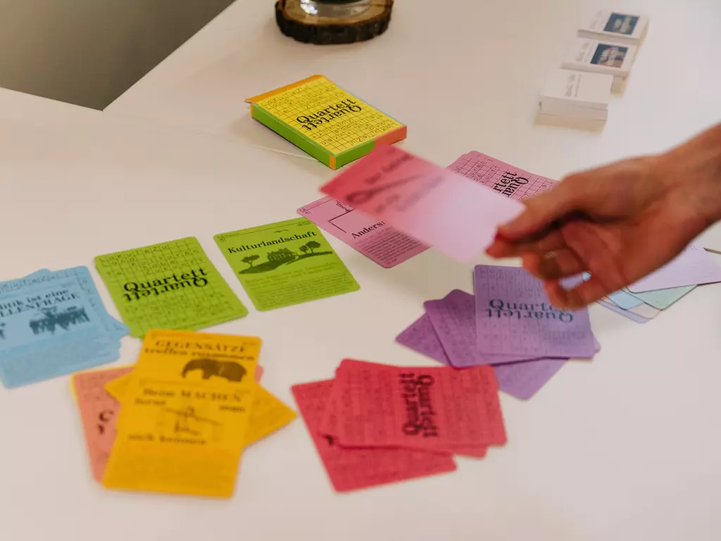 Auf einem Tisch liegen bunte Spielkarten
