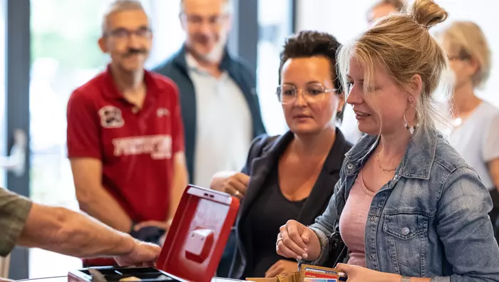 Zwei Frauen bezahlen an der Kinokasse