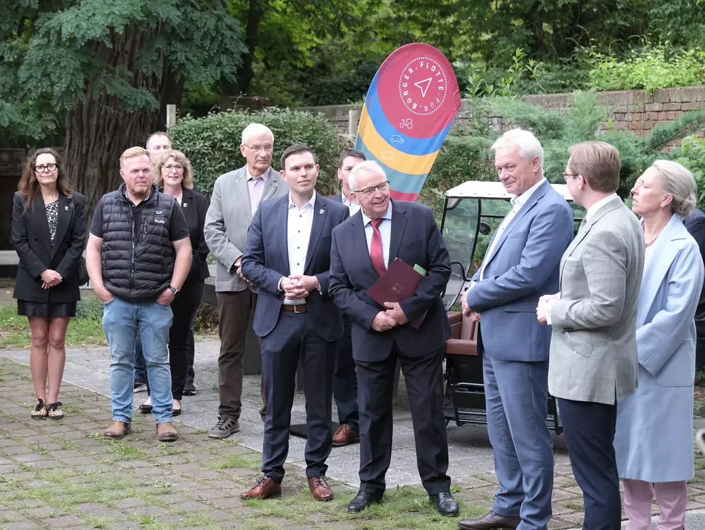 Bundesminister Alois Rainer und weitere Gäste im Innenhof des Jugendhauses in Röbel/Müritz