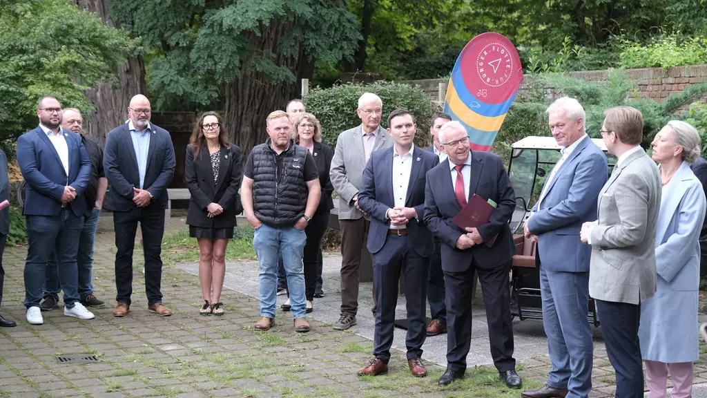 Bundesminister Alois Rainer und weitere Gäste im Innenhof des Jugendhauses in Röbel/Müritz