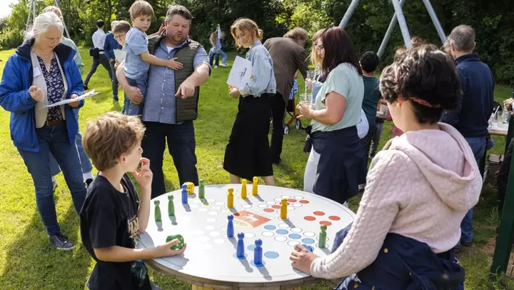 Kinder spielen auf dem Spielplatz in Ziegenhain ein großes Brettspiel