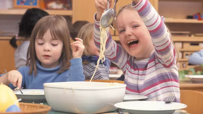 Kindergartenkinder essen Spaghetti