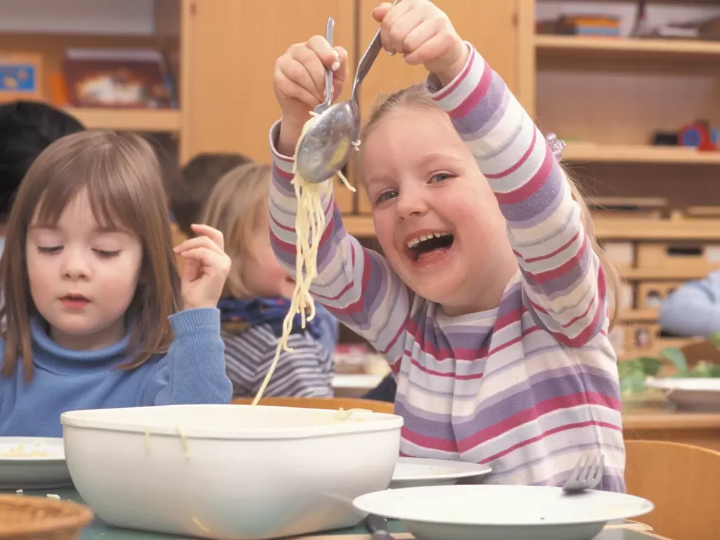Kindergartenkinder essen Spaghetti