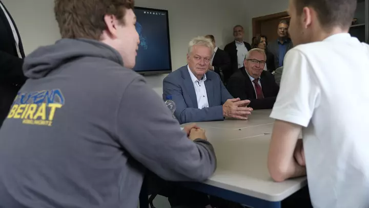 Bundesminister Alois Rainer im Gespräch mit dem Jugenbeirat von Röbel/Müritz